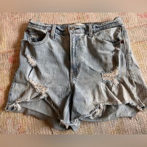 Abercrombie & Fitch Curve Love 4 Inch High Rise denim shorts. Size 29/US 8.